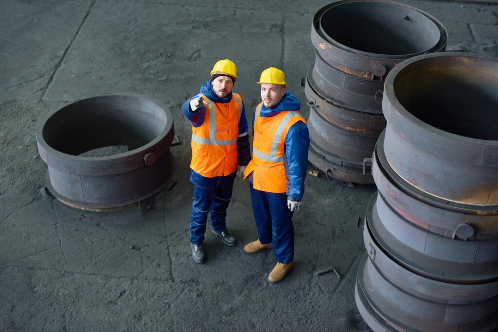 bearded-worker-showing-something-to-colleague-MAXUQZP-1024x684
