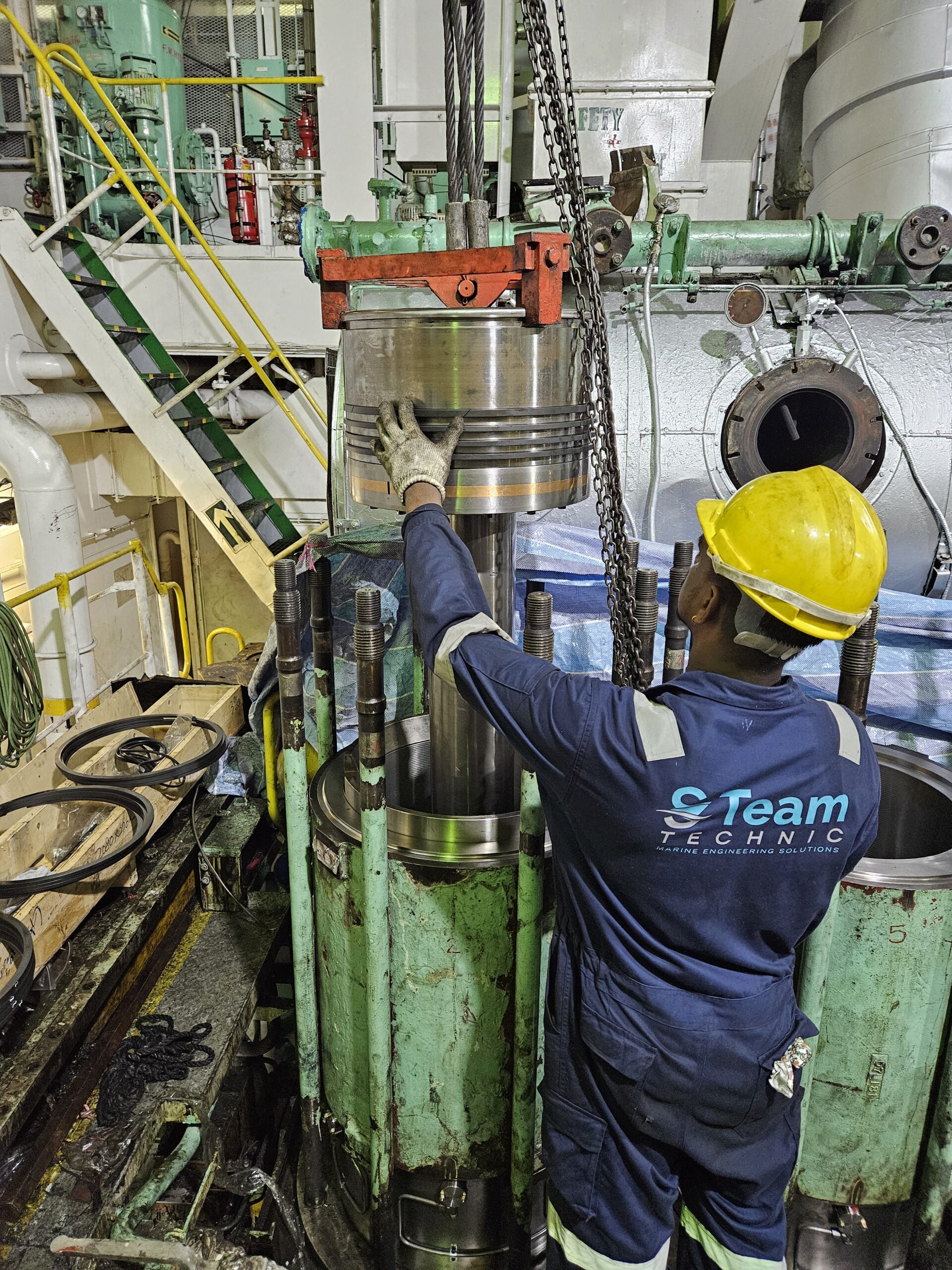 Cylinder Decarbonizing For Main & Auxiliary Engines
